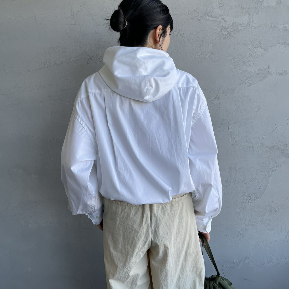 Americana × JEANS FACTORY [アメリカーナ × ジーンズファクトリー] 別注 ショート丈 フードシャツジャケット [ASO-L-779-1-JF] ﾎﾜｲﾄ &&モデル身長：160cm 着用サイズ：ONE SIZE&&