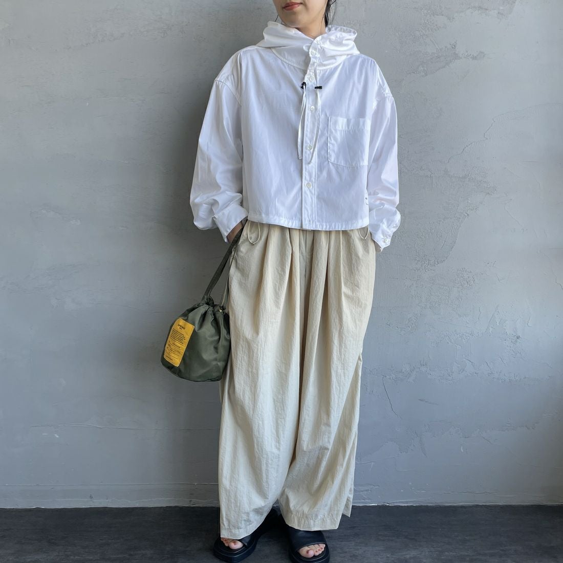 Americana × JEANS FACTORY [アメリカーナ × ジーンズファクトリー] 別注 ショート丈 フードシャツジャケット [ASO-L-779-1-JF] ﾎﾜｲﾄ &&モデル身長：160cm 着用サイズ：ONE SIZE&&