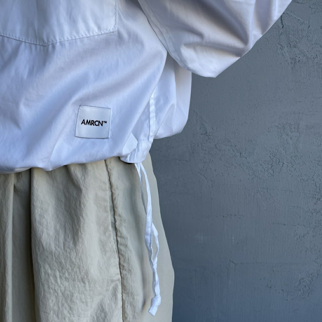 Americana × JEANS FACTORY [アメリカーナ × ジーンズファクトリー] 別注 ショート丈 フードシャツジャケット [ASO-L-779-1-JF] ﾎﾜｲﾄ &&モデル身長：160cm 着用サイズ：ONE SIZE&&