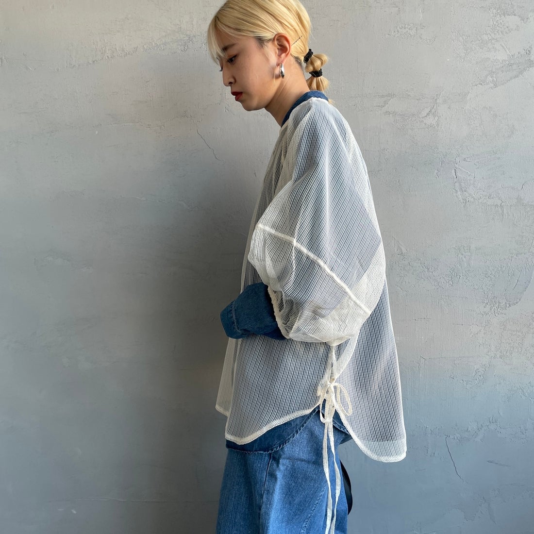 nenom [ネノム] シアーバルーンスリーブブラウス [NE25112021] 21 IVORY &&モデル身長：150cm 着用サイズ：F&&