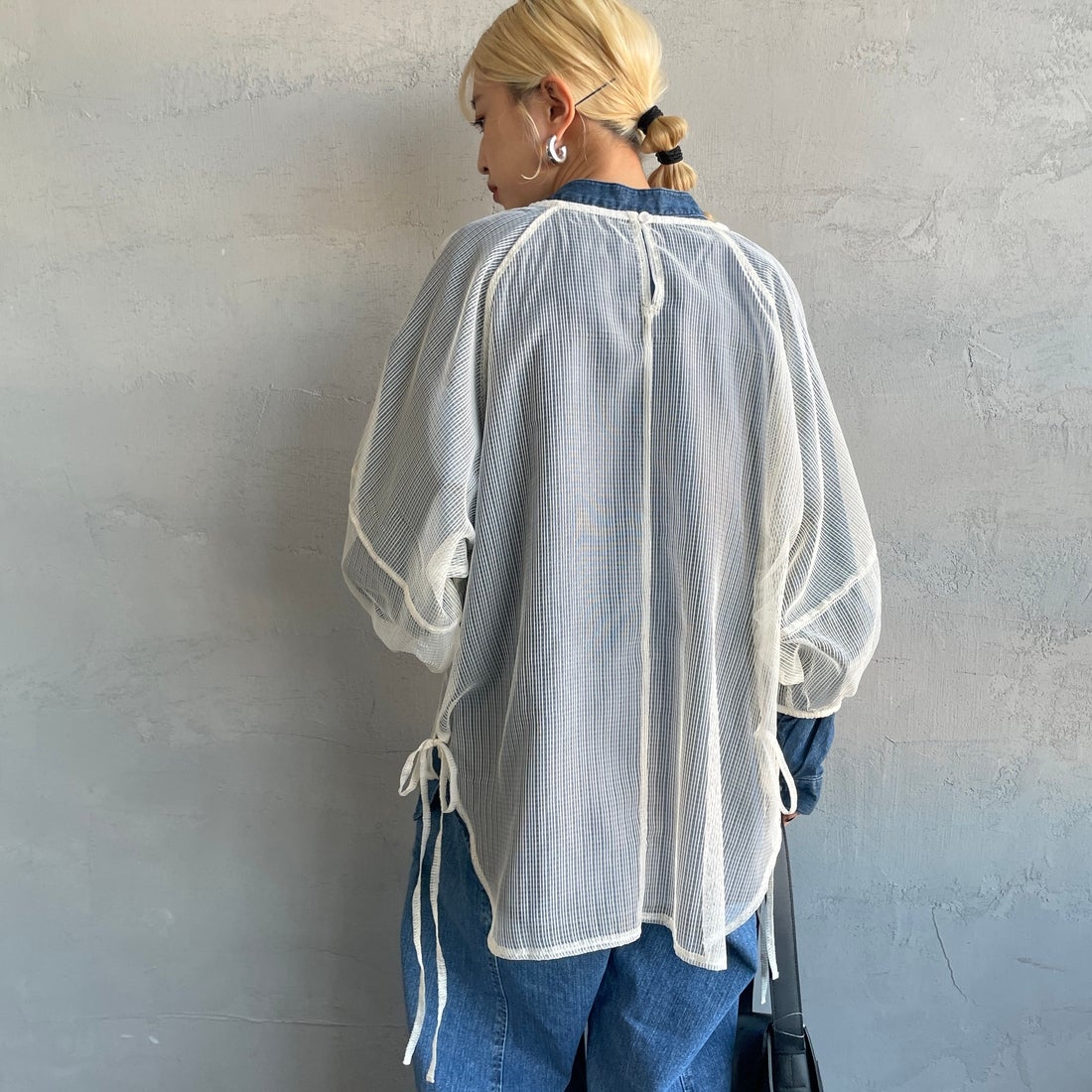 nenom [ネノム] シアーバルーンスリーブブラウス [NE25112021] 21 IVORY &&モデル身長：150cm 着用サイズ：F&&