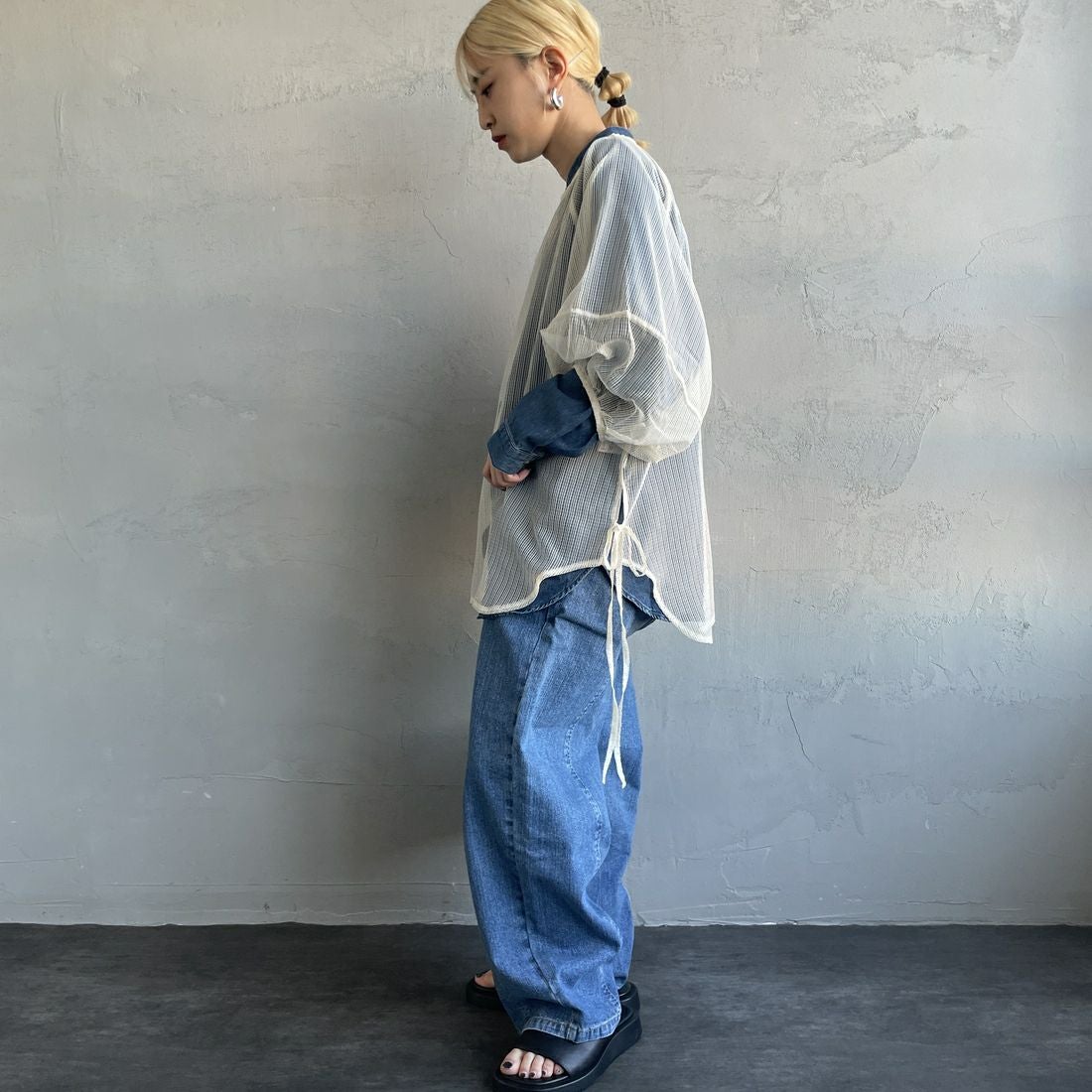 nenom [ネノム] シアーバルーンスリーブブラウス [NE25112021] 21 IVORY &&モデル身長：150cm 着用サイズ：F&&