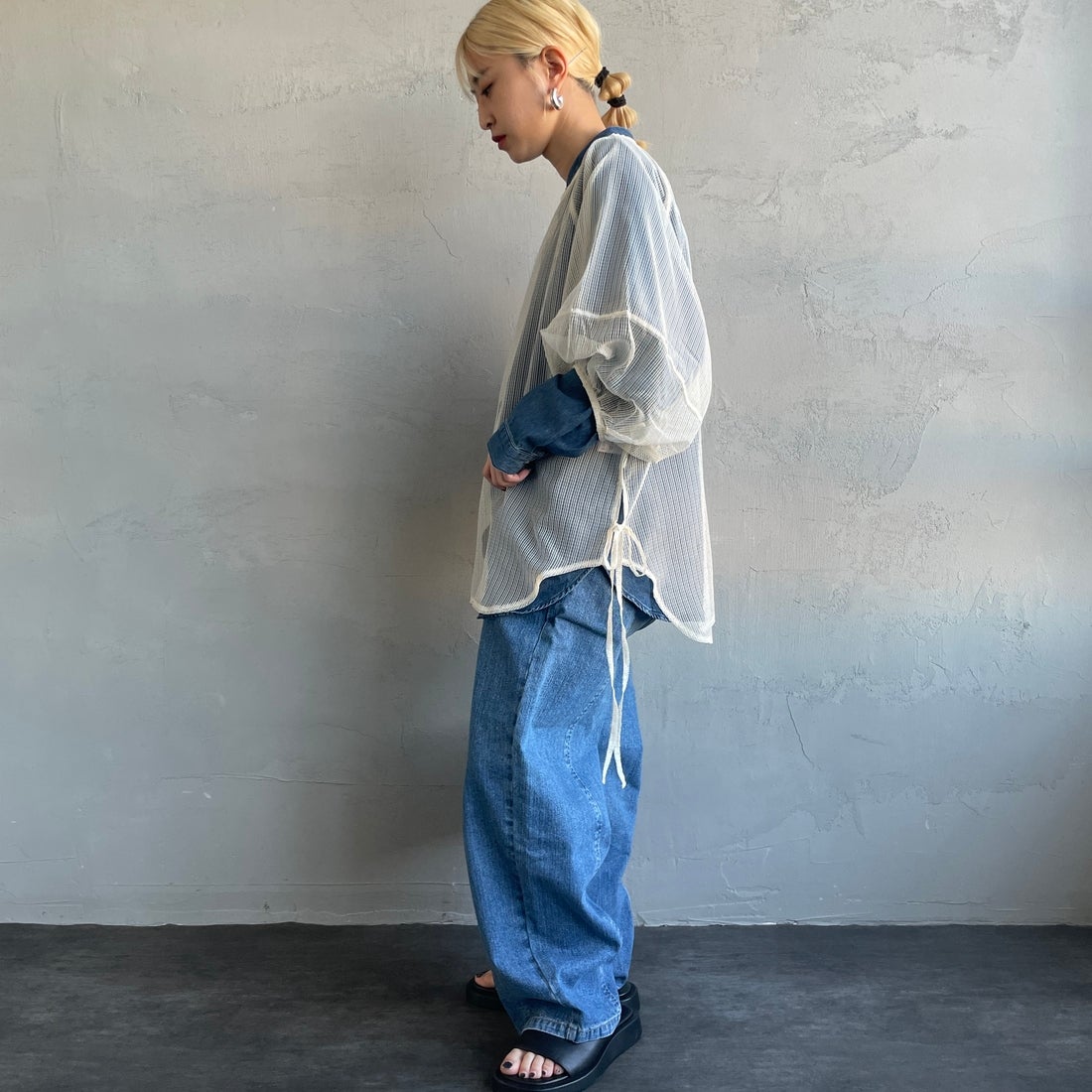 nenom [ネノム] シアーバルーンスリーブブラウス [NE25112021] 21 IVORY &&モデル身長：150cm 着用サイズ：F&&