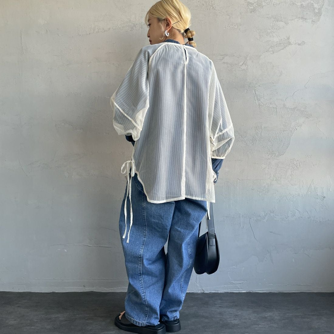 nenom [ネノム] シアーバルーンスリーブブラウス [NE25112021] 21 IVORY &&モデル身長：150cm 着用サイズ：F&&