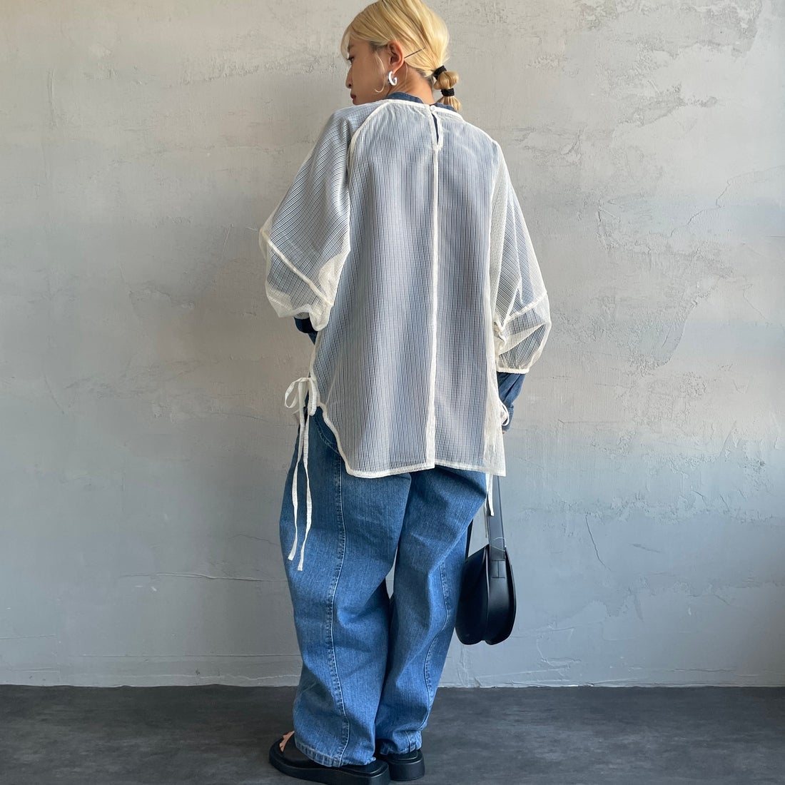 nenom [ネノム] シアーバルーンスリーブブラウス [NE25112021] 21 IVORY &&モデル身長：150cm 着用サイズ：F&&