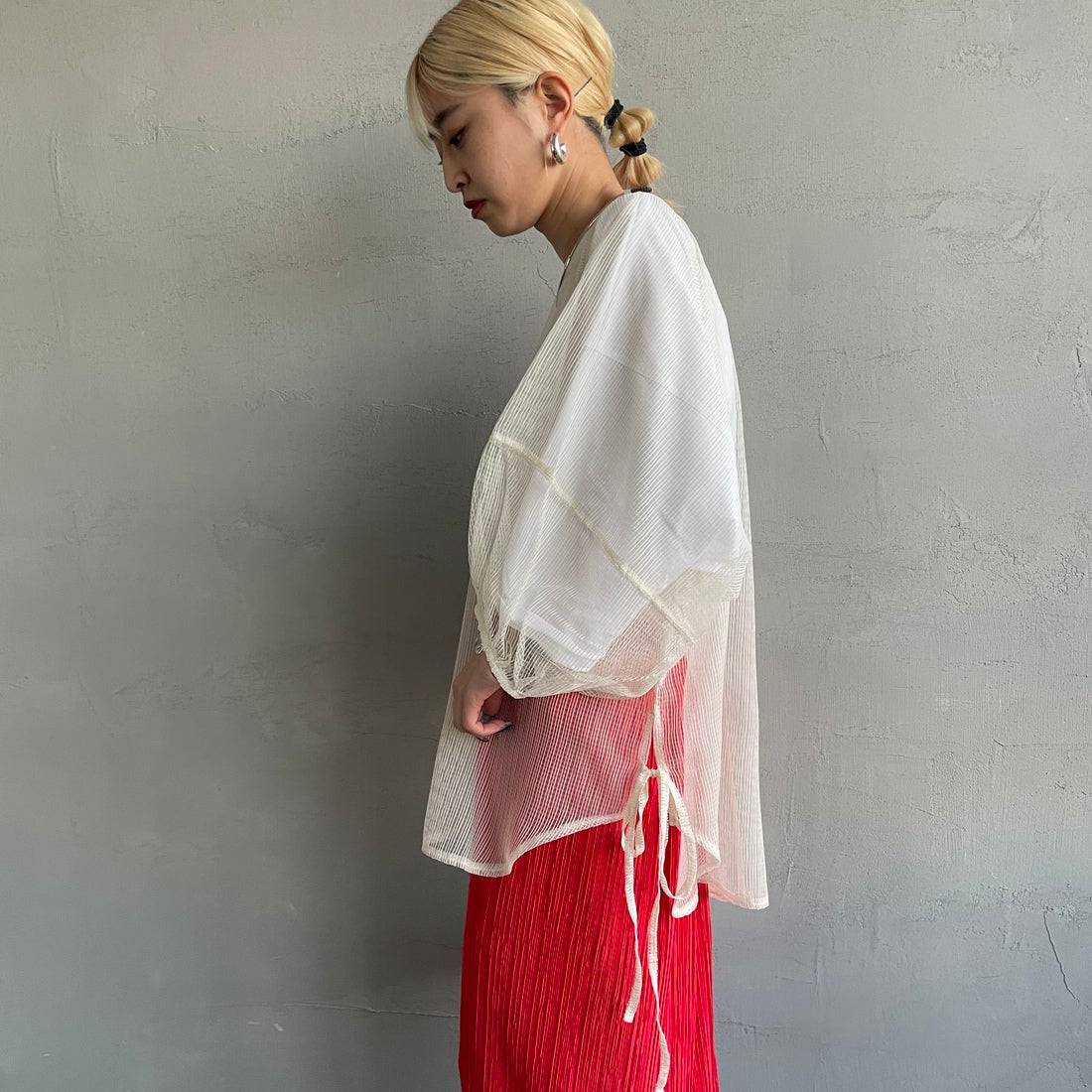 nenom [ネノム] シアーバルーンスリーブブラウス [NE25112021] 21 IVORY &&モデル身長：150cm 着用サイズ：F&&