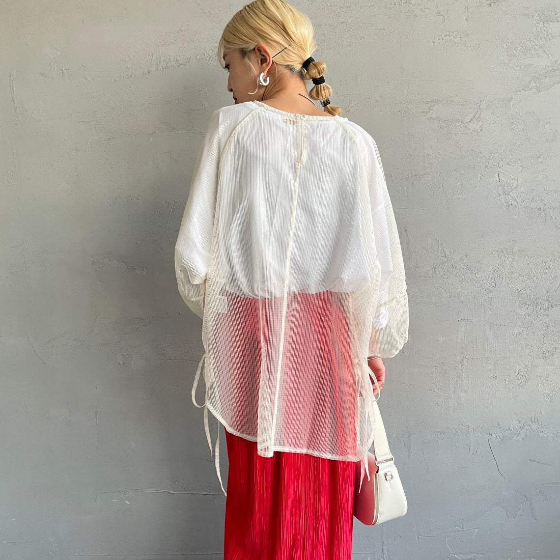 nenom [ネノム] シアーバルーンスリーブブラウス [NE25112021] 21 IVORY &&モデル身長：150cm 着用サイズ：F&&