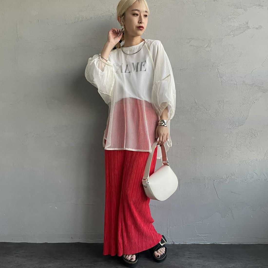 nenom [ネノム] シアーバルーンスリーブブラウス [NE25112021] 21 IVORY &&モデル身長：150cm 着用サイズ：F&&