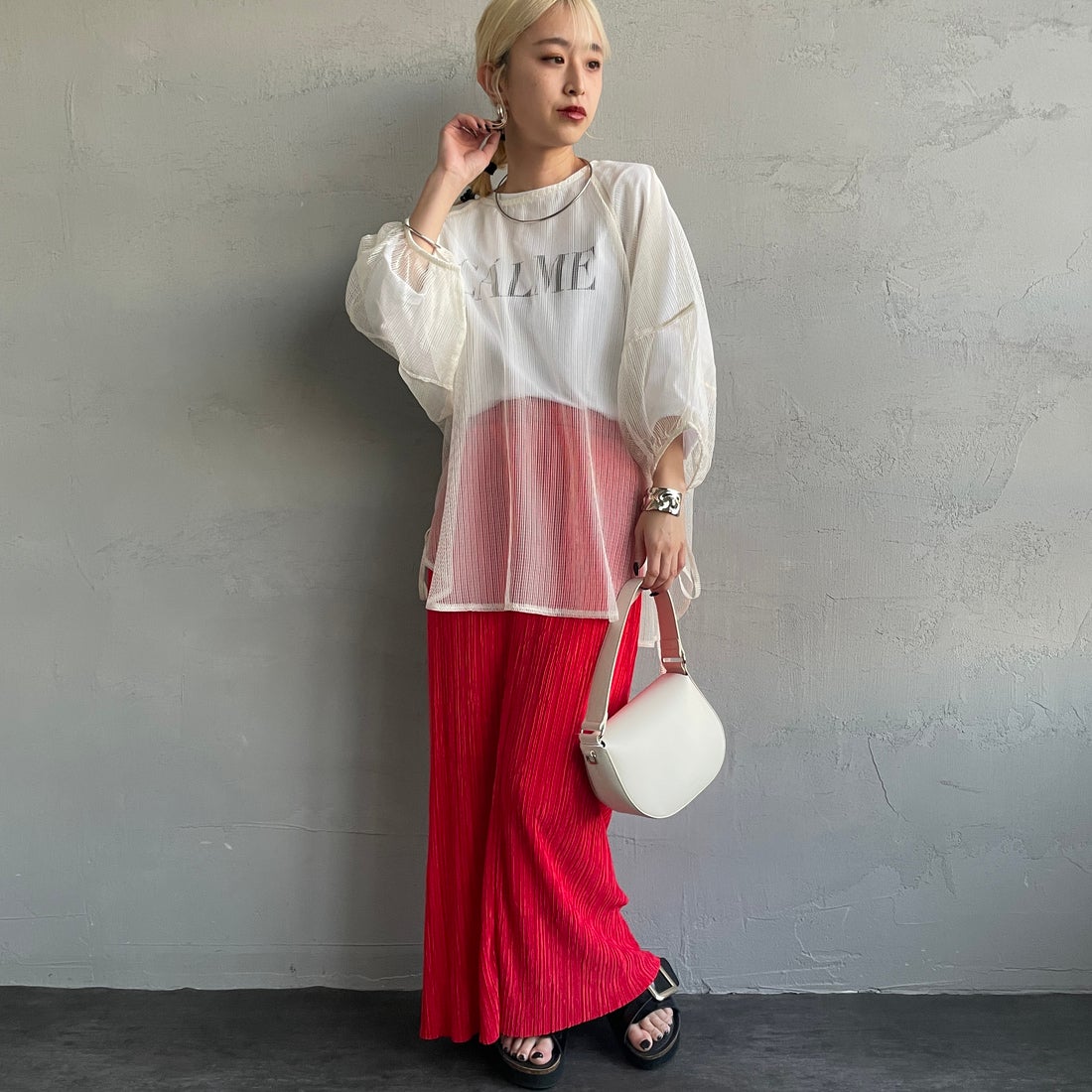 nenom [ネノム] シアーバルーンスリーブブラウス [NE25112021] 21 IVORY &&モデル身長：150cm 着用サイズ：F&&