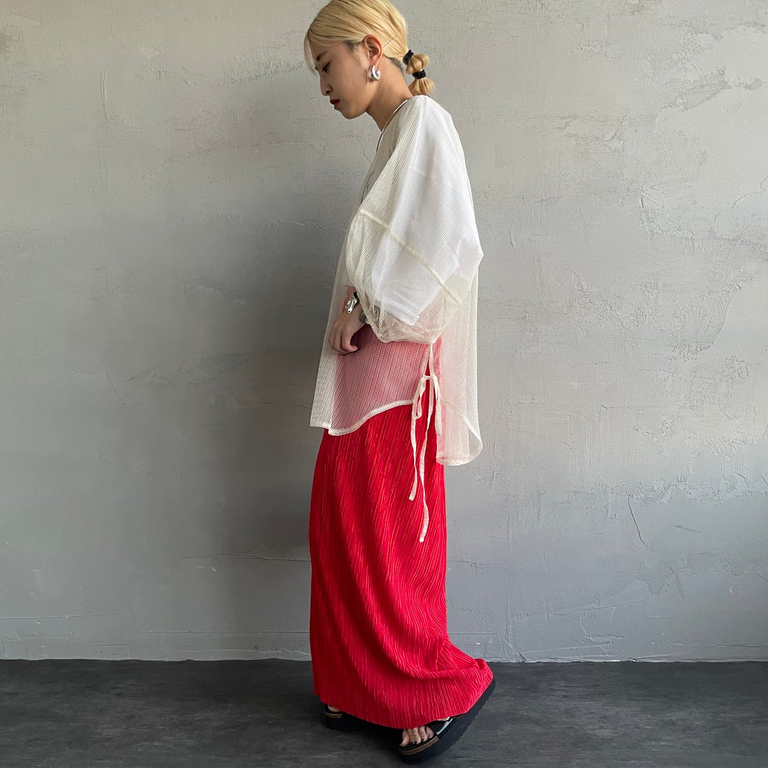 nenom [ネノム] シアーバルーンスリーブブラウス [NE25112021] 21 IVORY &&モデル身長：150cm 着用サイズ：F&&