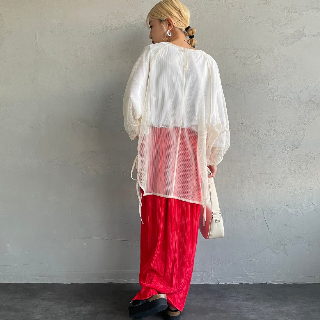 nenom [ネノム] シアーバルーンスリーブブラウス [NE25112021] 21 IVORY &&モデル身長：150cm 着用サイズ：F&&