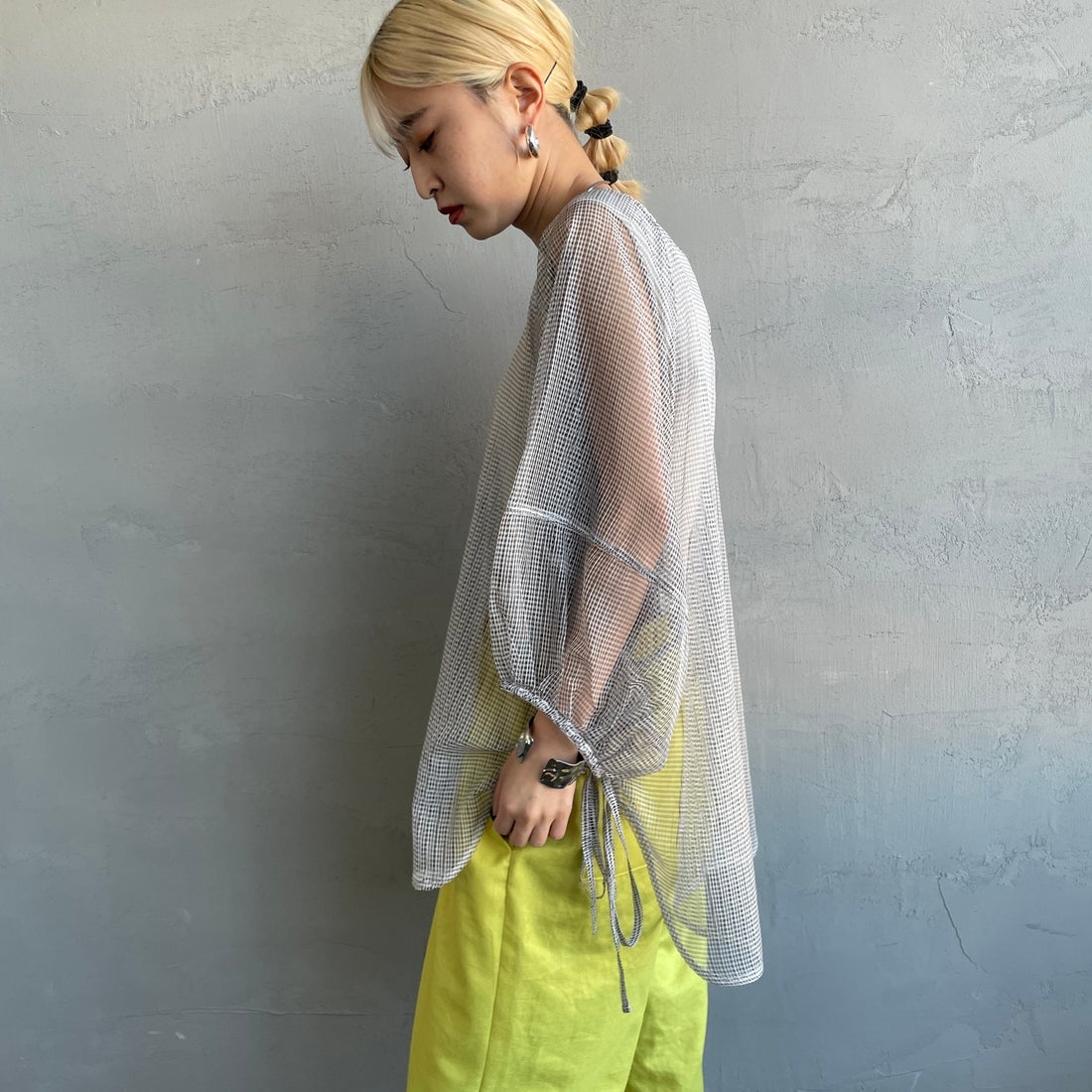 nenom [ネノム] シアーバルーンスリーブブラウス [NE25112021] 50 WHT/BLK &&モデル身長：150cm 着用サイズ：F&&