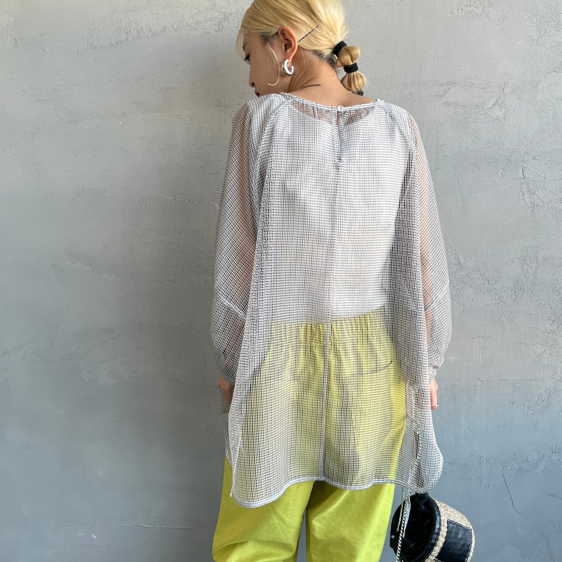 nenom [ネノム] シアーバルーンスリーブブラウス [NE25112021] 50 WHT/BLK &&モデル身長：150cm 着用サイズ：F&&