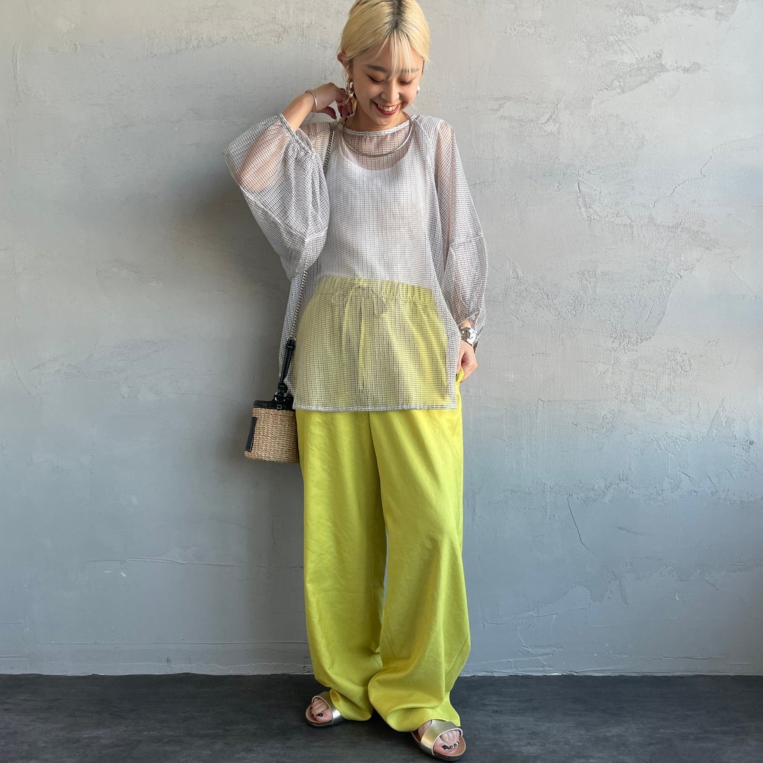 nenom [ネノム] シアーバルーンスリーブブラウス [NE25112021] 50 WHT/BLK &&モデル身長：150cm 着用サイズ：F&&