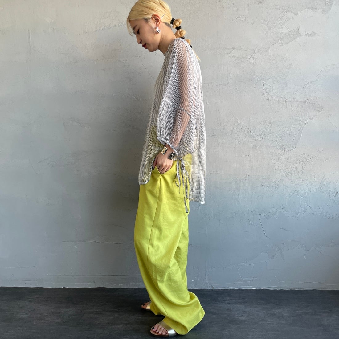 nenom [ネノム] シアーバルーンスリーブブラウス [NE25112021] 50 WHT/BLK &&モデル身長：150cm 着用サイズ：F&&