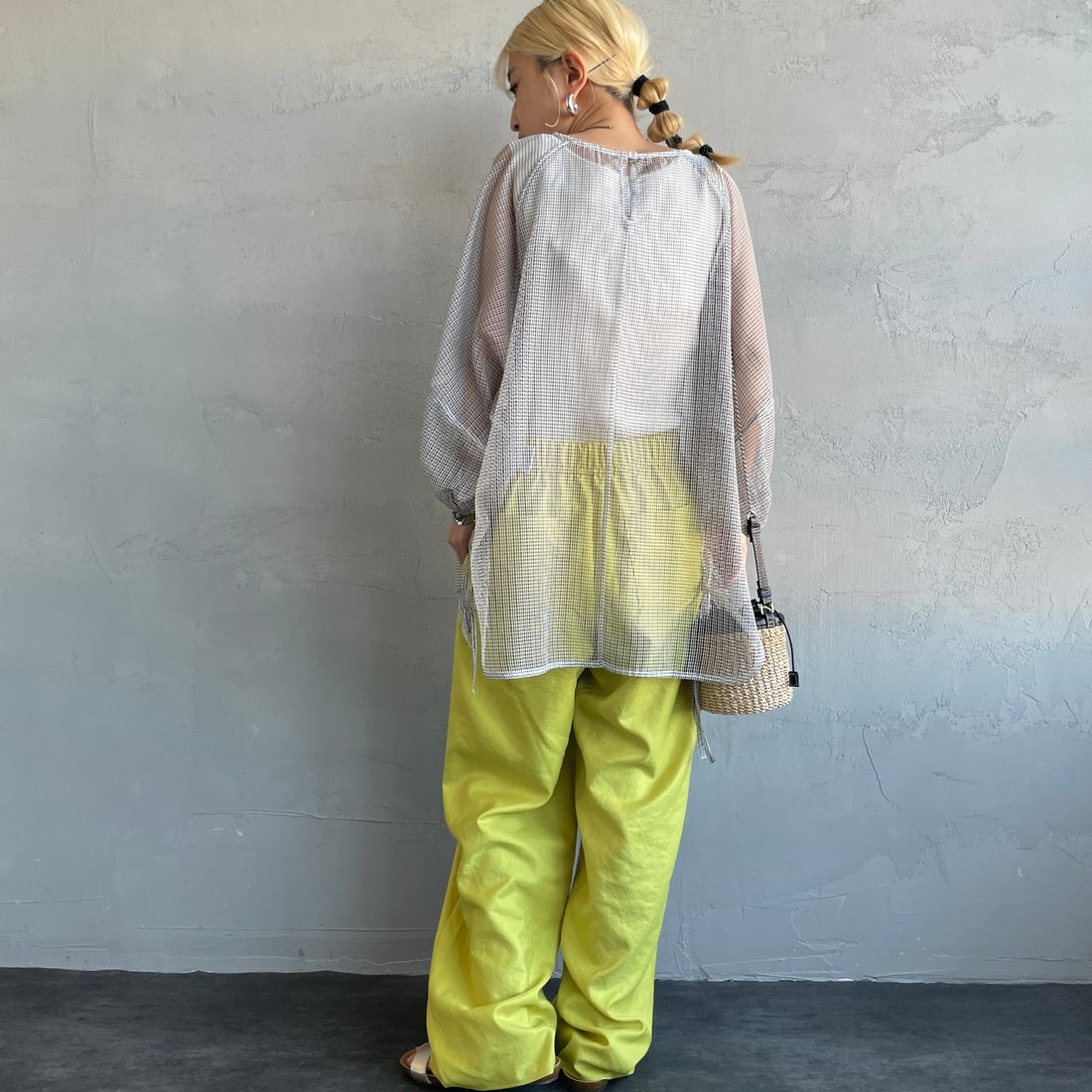 nenom [ネノム] シアーバルーンスリーブブラウス [NE25112021] 50 WHT/BLK &&モデル身長：150cm 着用サイズ：F&&