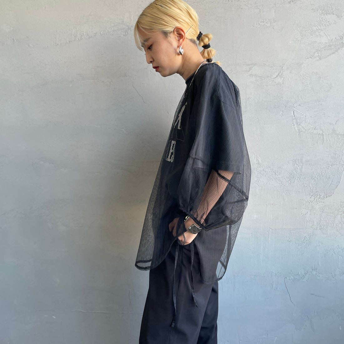 nenom [ネノム] シアーバルーンスリーブブラウス [NE25112021] 09 BLACK &&モデル身長：150cm 着用サイズ：F&&