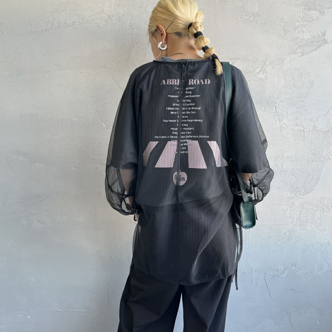 nenom [ネノム] シアーバルーンスリーブブラウス [NE25112021] 09 BLACK &&モデル身長：150cm 着用サイズ：F&&