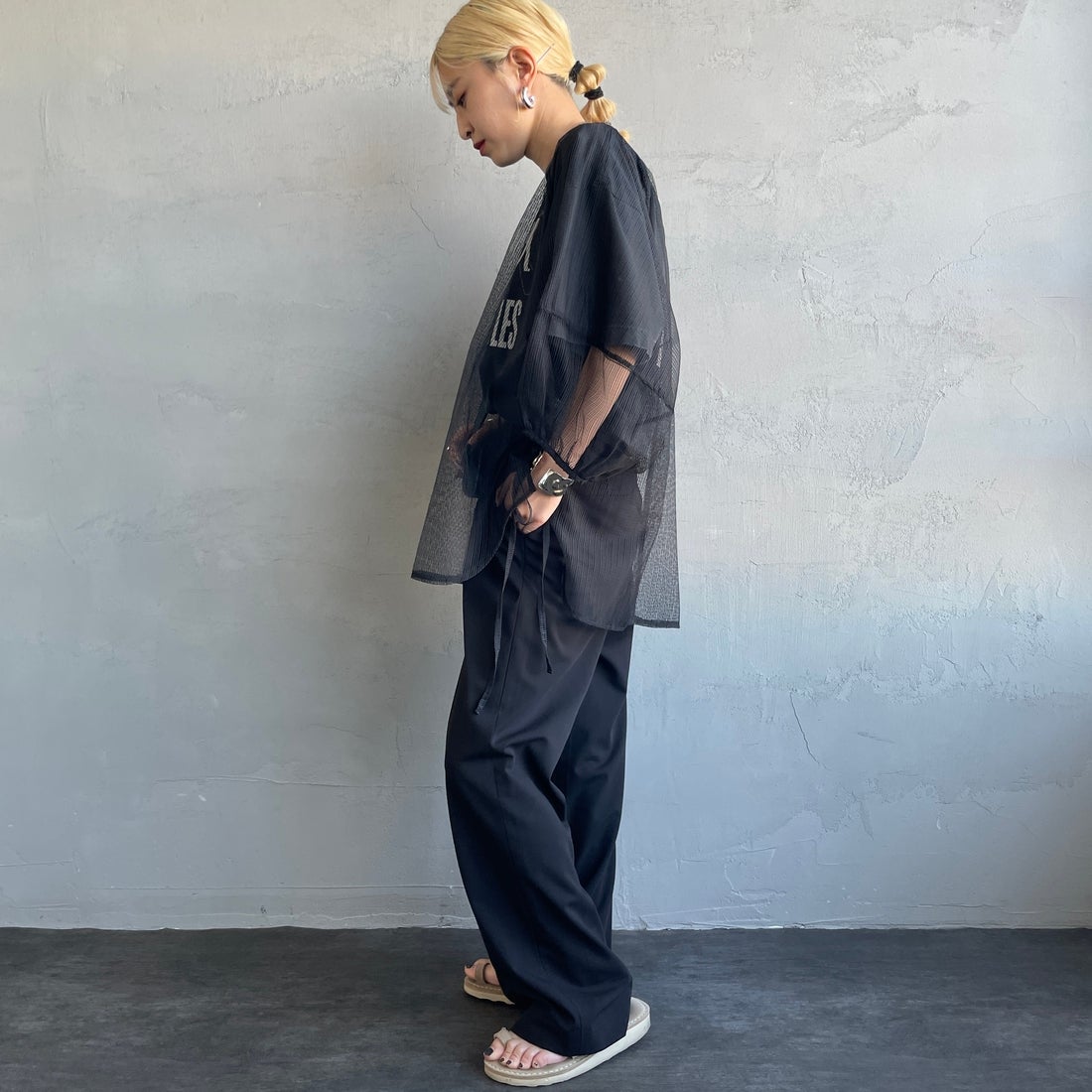 nenom [ネノム] シアーバルーンスリーブブラウス [NE25112021] 09 BLACK &&モデル身長：150cm 着用サイズ：F&&