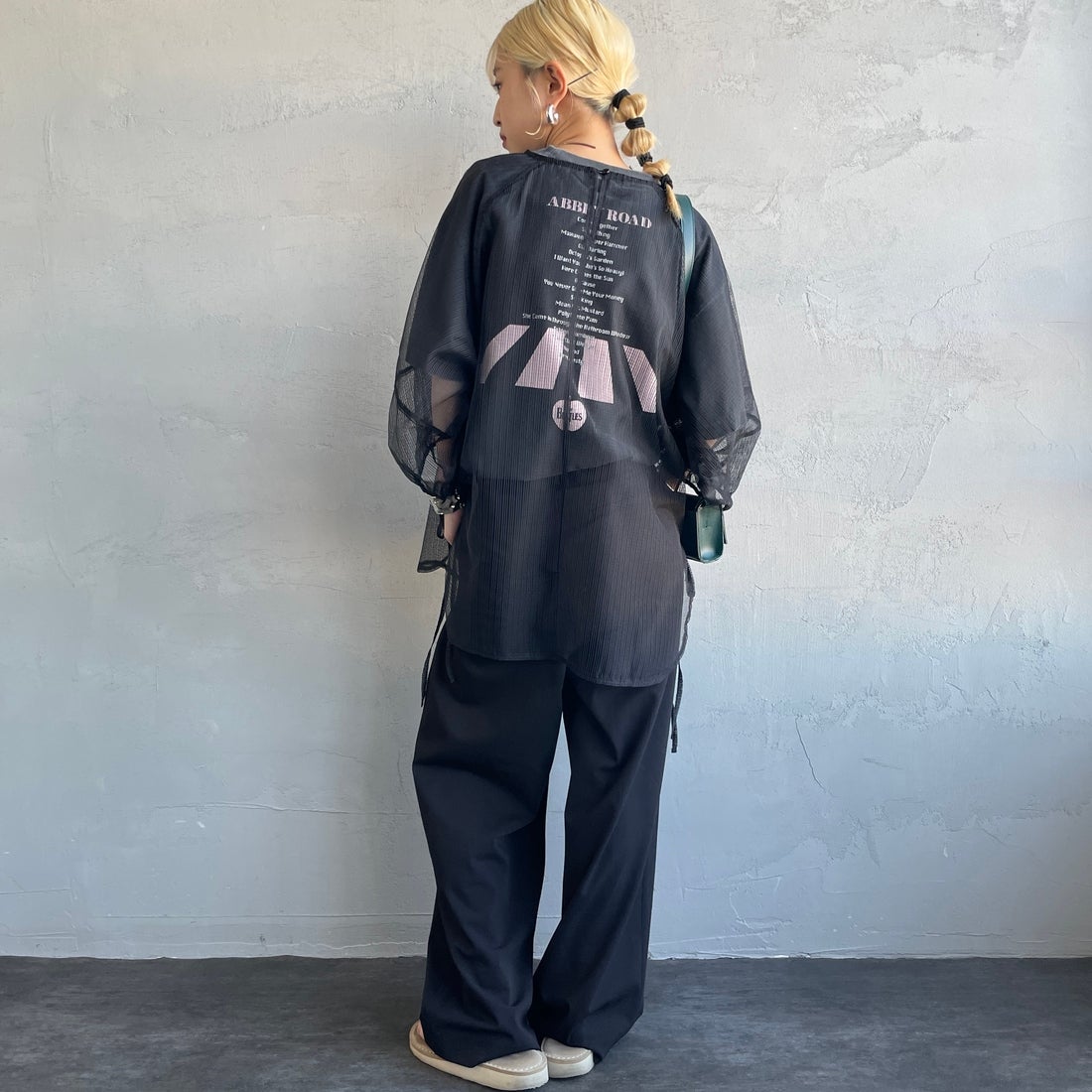 nenom [ネノム] シアーバルーンスリーブブラウス [NE25112021] 09 BLACK &&モデル身長：150cm 着用サイズ：F&&