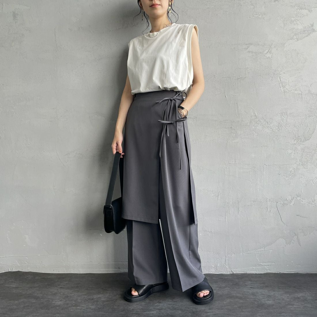 nenom [ネノム] 2WAY ラップスカートレイヤードタックワイドパンツ [NE25112013] 07 GRAY &&モデル身長：160cm 着用サイズ：S&&