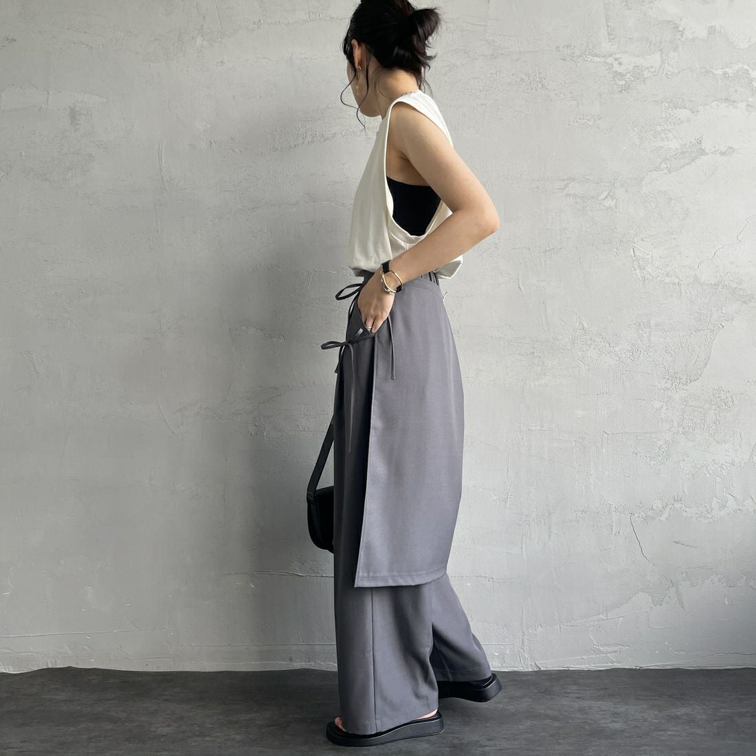nenom [ネノム] 2WAY ラップスカートレイヤードタックワイドパンツ [NE25112013] 07 GRAY &&モデル身長：160cm 着用サイズ：S&&