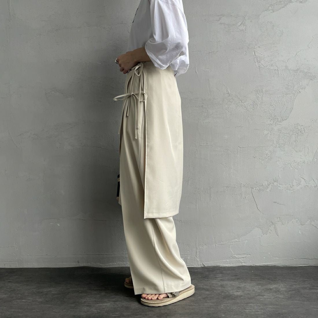 nenom [ネノム] 2WAY ラップスカートレイヤードタックワイドパンツ [NE25112013] 23 GREIGE &&モデル身長：158cm 着用サイズ：S&&