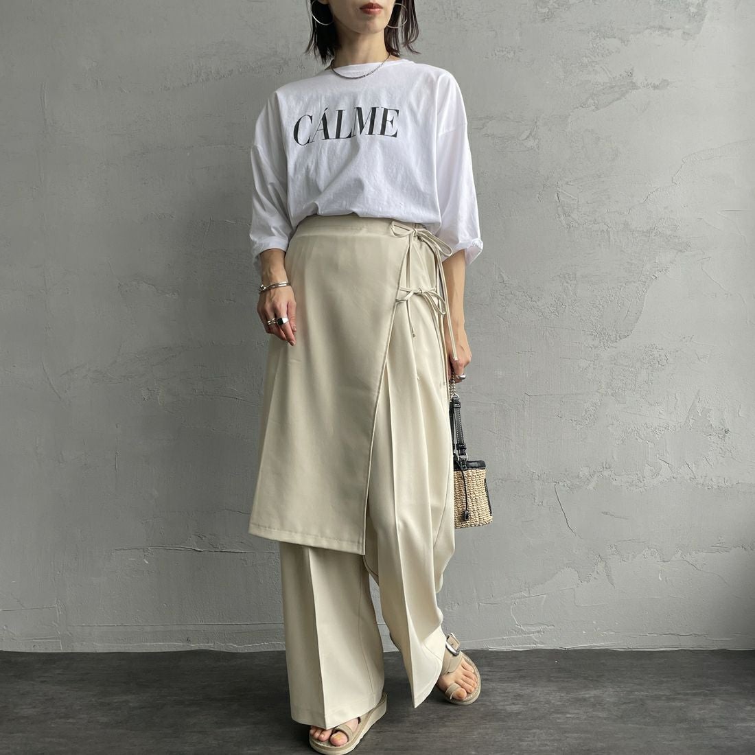 nenom [ネノム] 2WAY ラップスカートレイヤードタックワイドパンツ [NE25112013] 23 GREIGE &&モデル身長：158cm 着用サイズ：S&&