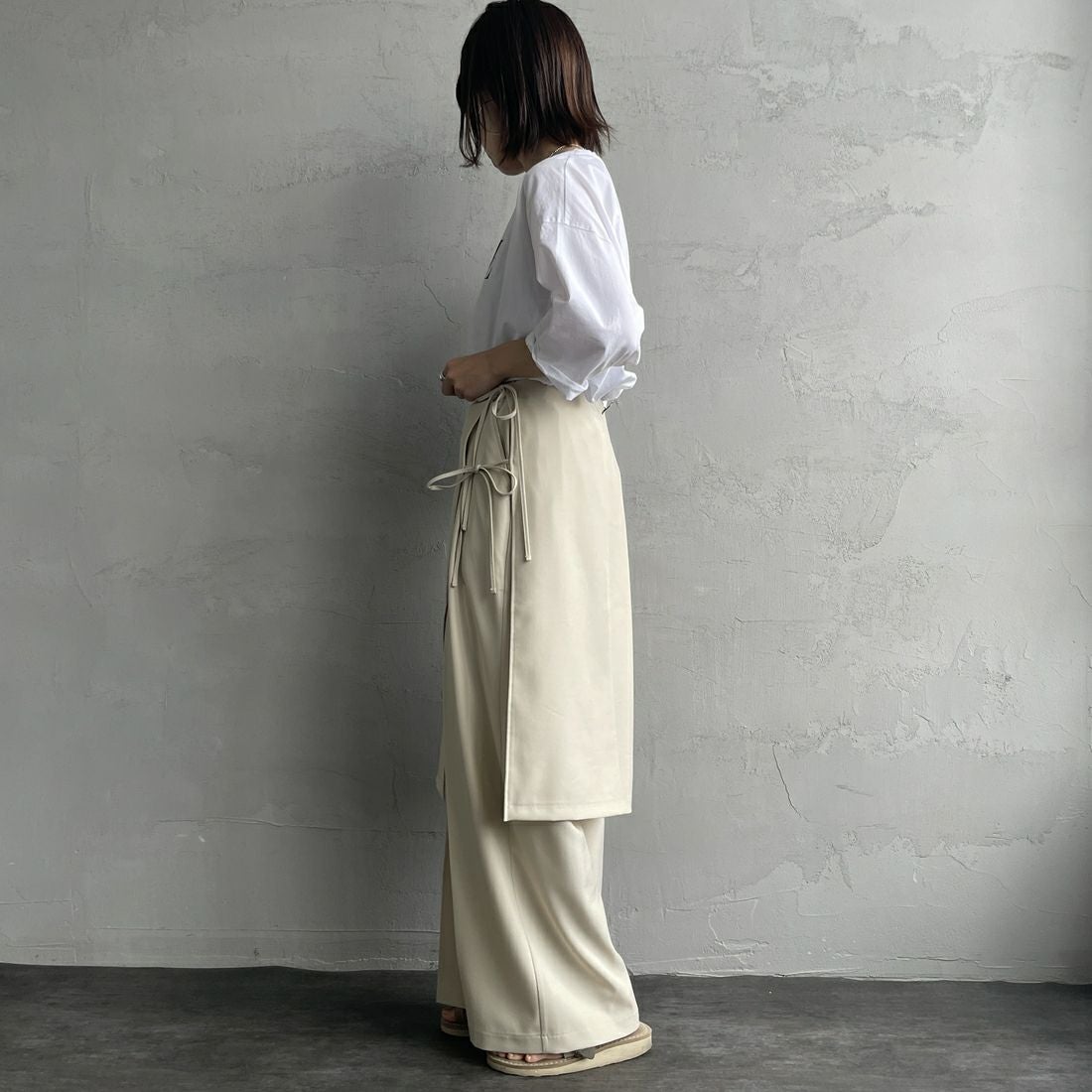 nenom [ネノム] 2WAY ラップスカートレイヤードタックワイドパンツ [NE25112013] 23 GREIGE &&モデル身長：158cm 着用サイズ：S&&