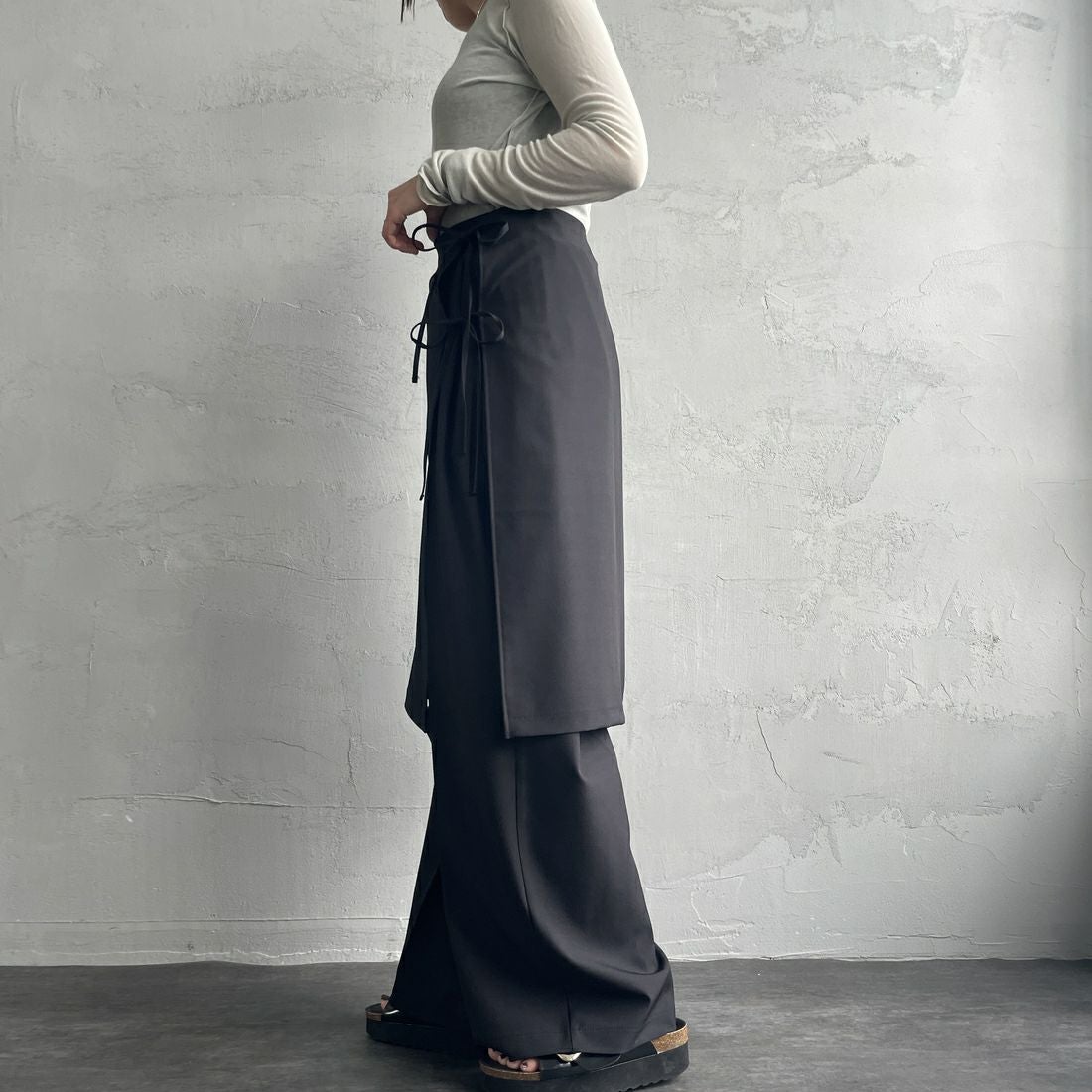 nenom [ネノム] 2WAY ラップスカートレイヤードタックワイドパンツ [NE25112013] 09 BLACK &&モデル身長：159cm 着用サイズ：M&&