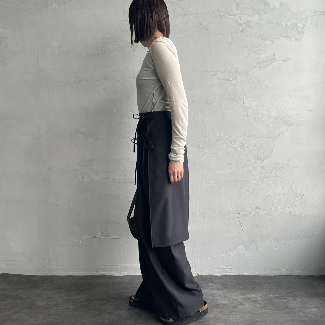 nenom [ネノム] 2WAY ラップスカートレイヤードタックワイドパンツ [NE25112013] 09 BLACK &&モデル身長：159cm 着用サイズ：M&&