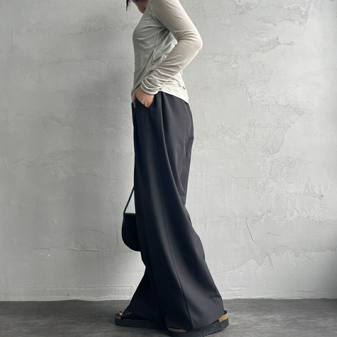 nenom [ネノム] 2WAY ラップスカートレイヤードタックワイドパンツ [NE25112013] 09 BLACK &&モデル身長：159cm 着用サイズ：M&&