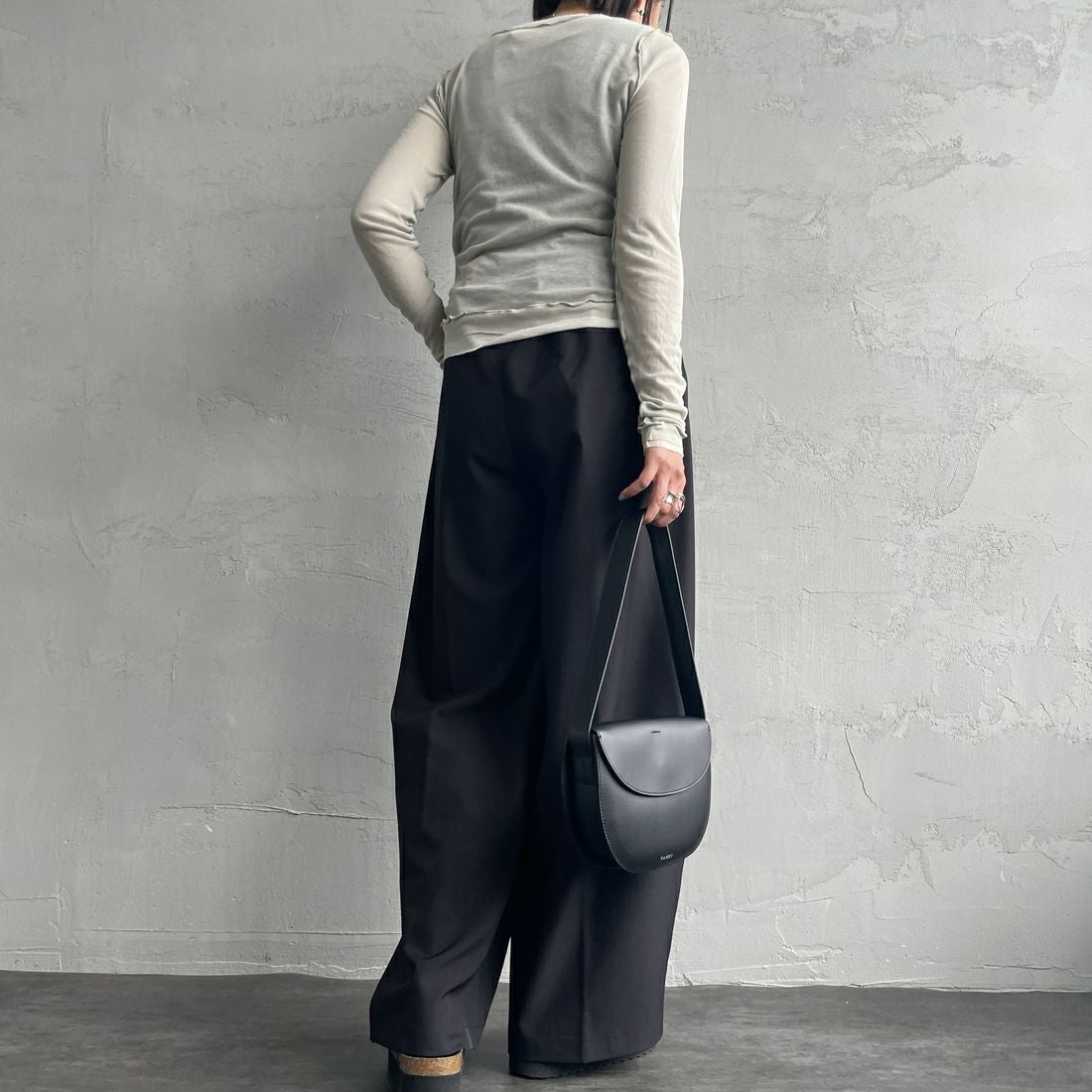 nenom [ネノム] 2WAY ラップスカートレイヤードタックワイドパンツ [NE25112013] 09 BLACK &&モデル身長：159cm 着用サイズ：M&&