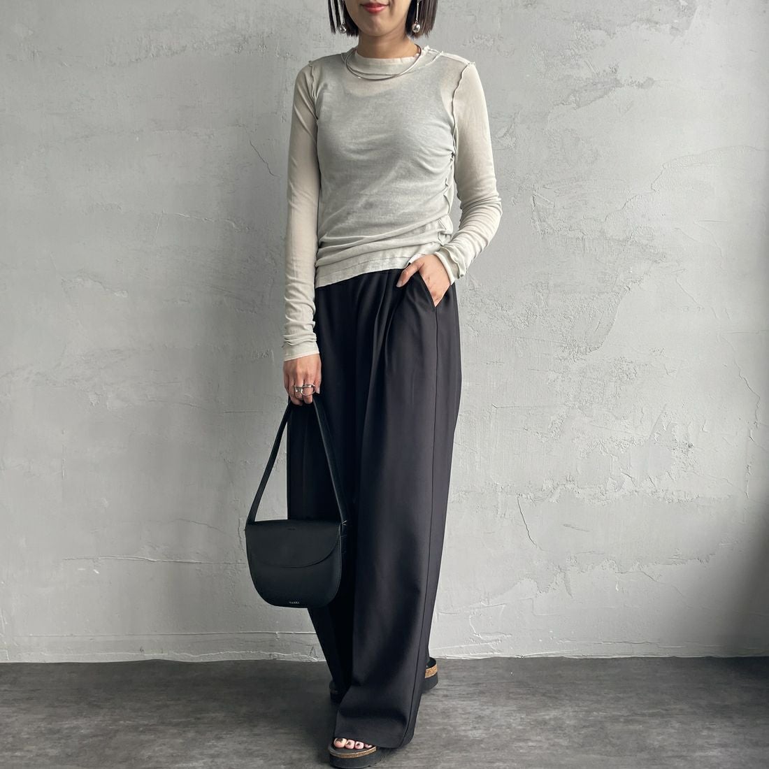 nenom [ネノム] 2WAY ラップスカートレイヤードタックワイドパンツ [NE25112013] 09 BLACK &&モデル身長：159cm 着用サイズ：M&&