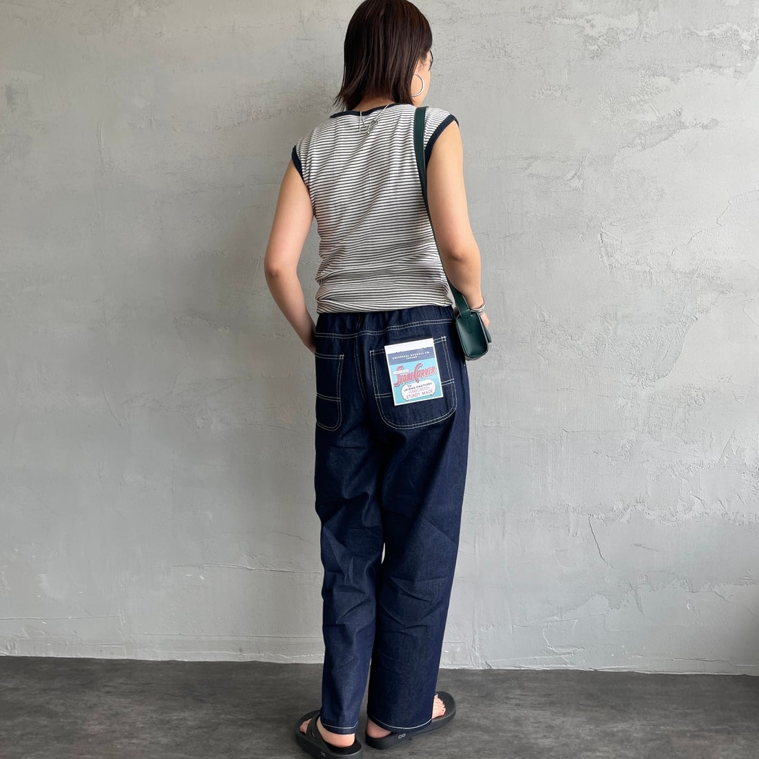 UNIVERSAL OVERALL [ユニバーサルオーバーオール] 別注 バックポケットイージーパンツ [U2512600IN-JF] BLUE OW &&モデル身長：159cm 着用サイズ：S&&