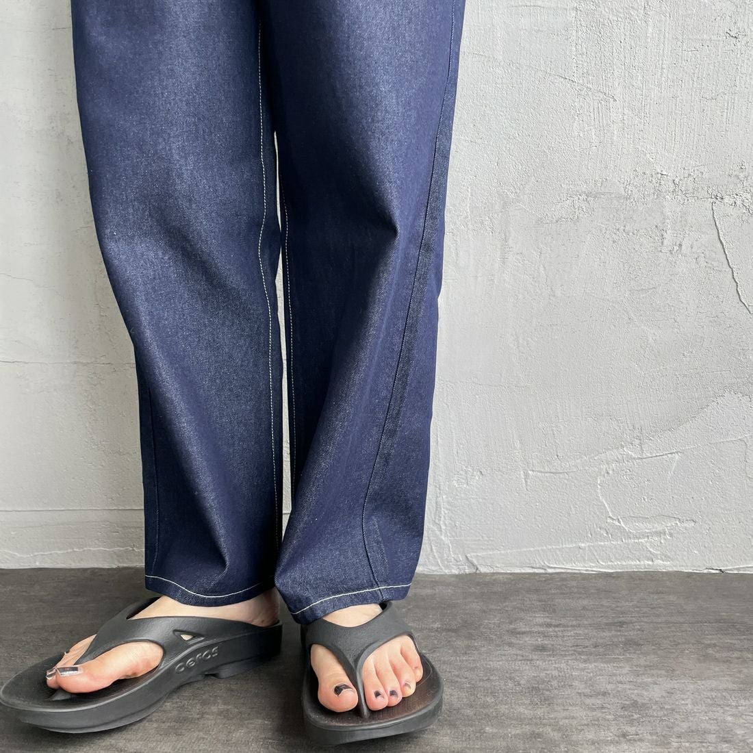 UNIVERSAL OVERALL [ユニバーサルオーバーオール] 別注 バックポケットイージーパンツ [U2512600IN-JF] BLUE OW &&モデル身長：159cm 着用サイズ：S&&