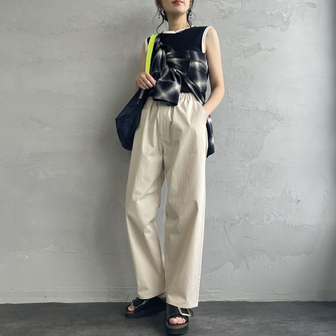 UNIVERSAL OVERALL [ユニバーサルオーバーオール] 別注 バックポケットイージーパンツ [U2512600IN-JF] IVORY &&モデル身長：160cm 着用サイズ：M&&