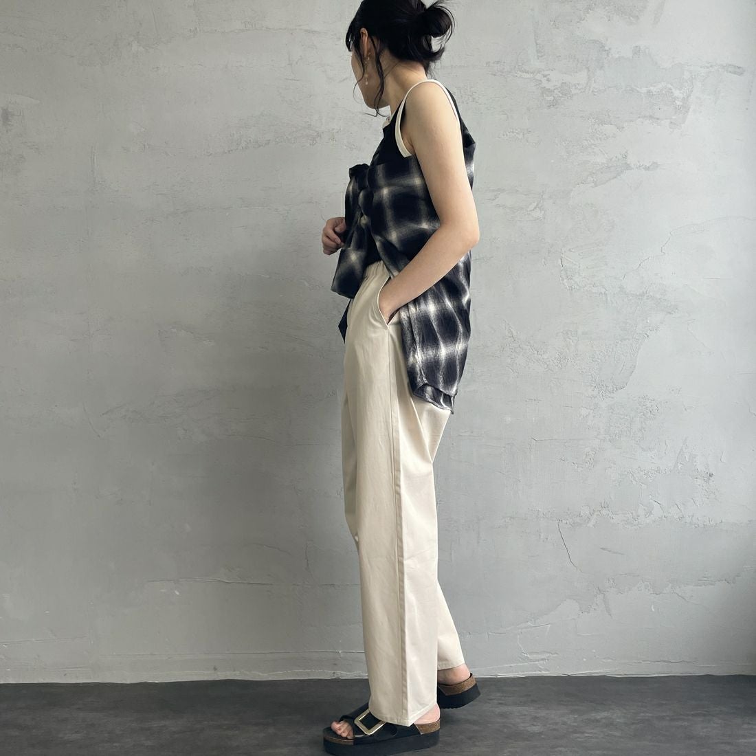 UNIVERSAL OVERALL [ユニバーサルオーバーオール] 別注 バックポケットイージーパンツ [U2512600IN-JF] IVORY &&モデル身長：160cm 着用サイズ：M&&