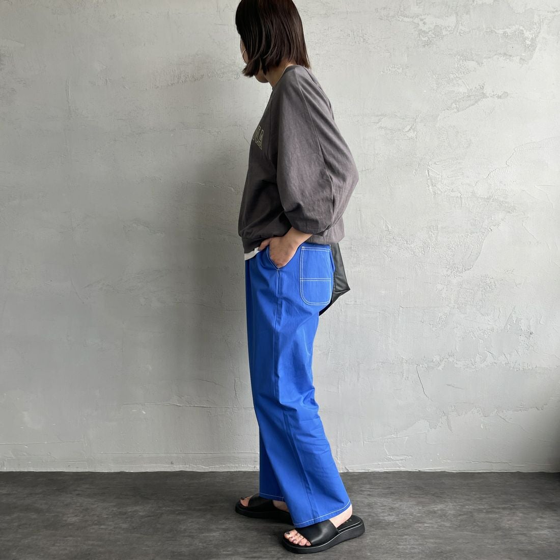 UNIVERSAL OVERALL [ユニバーサルオーバーオール] 別注 バックポケットイージーパンツ [U2512600IN-JF] BLUE &&モデル身長：159cm 着用サイズ：S&&