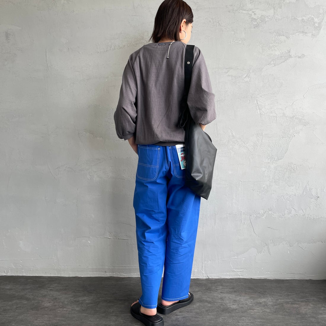 UNIVERSAL OVERALL [ユニバーサルオーバーオール] 別注 バックポケットイージーパンツ [U2512600IN-JF] BLUE &&モデル身長：159cm 着用サイズ：S&&