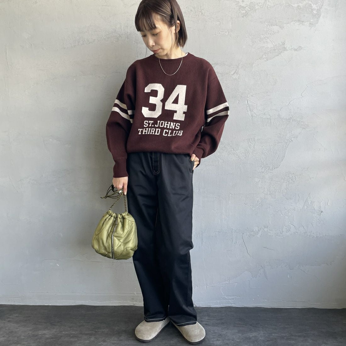 UNIVERSAL OVERALL [ユニバーサルオーバーオール] 別注 バックポケットイージーパンツ [U2512600IN-JF] BLACK&&モデル身長：158cm 着用サイズ：S&&