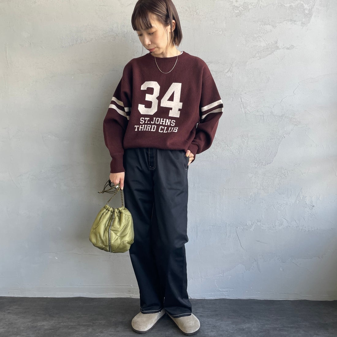 UNIVERSAL OVERALL [ユニバーサルオーバーオール] 別注 バックポケットイージーパンツ [U2512600IN-JF] BLACK&&モデル身長：158cm 着用サイズ：S&&