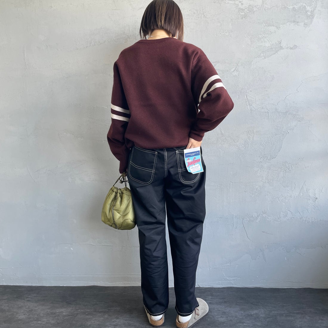 UNIVERSAL OVERALL [ユニバーサルオーバーオール] 別注 バックポケットイージーパンツ [U2512600IN-JF] BLACK&&モデル身長：158cm 着用サイズ：S&&