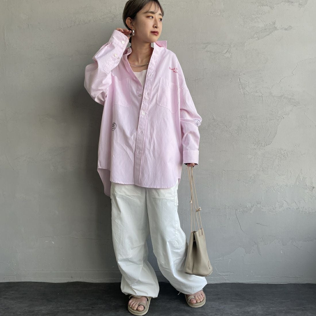 PAY DAY [ペイデイ] 別注 ランダムロゴ刺繍 ビッグシルエットシャツ [PD25-SH-IN5-JF] WHT/PNK &&モデル身長：150cm 着用サイズ：F&&