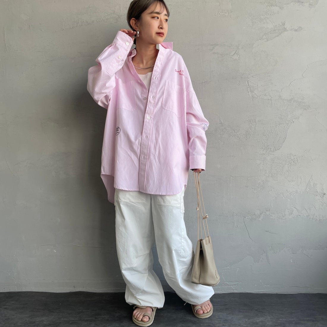 PAY DAY [ペイデイ] 別注 ランダムロゴ刺繍 ビッグシルエットシャツ [PD25-SH-IN5-JF] WHT/PNK &&モデル身長：150cm 着用サイズ：F&&