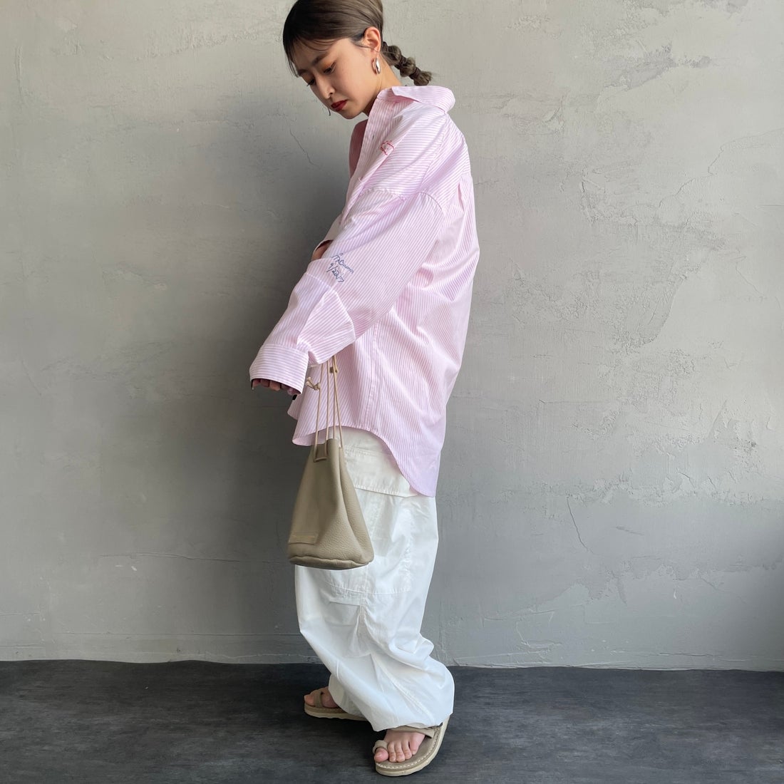 PAY DAY [ペイデイ] 別注 ランダムロゴ刺繍 ビッグシルエットシャツ [PD25-SH-IN5-JF] WHT/PNK &&モデル身長：150cm 着用サイズ：F&&