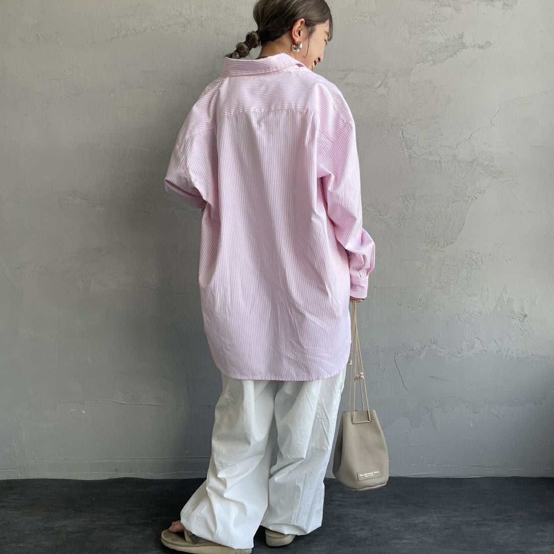 PAY DAY [ペイデイ] 別注 ランダムロゴ刺繍 ビッグシルエットシャツ [PD25-SH-IN5-JF] WHT/PNK &&モデル身長：150cm 着用サイズ：F&&