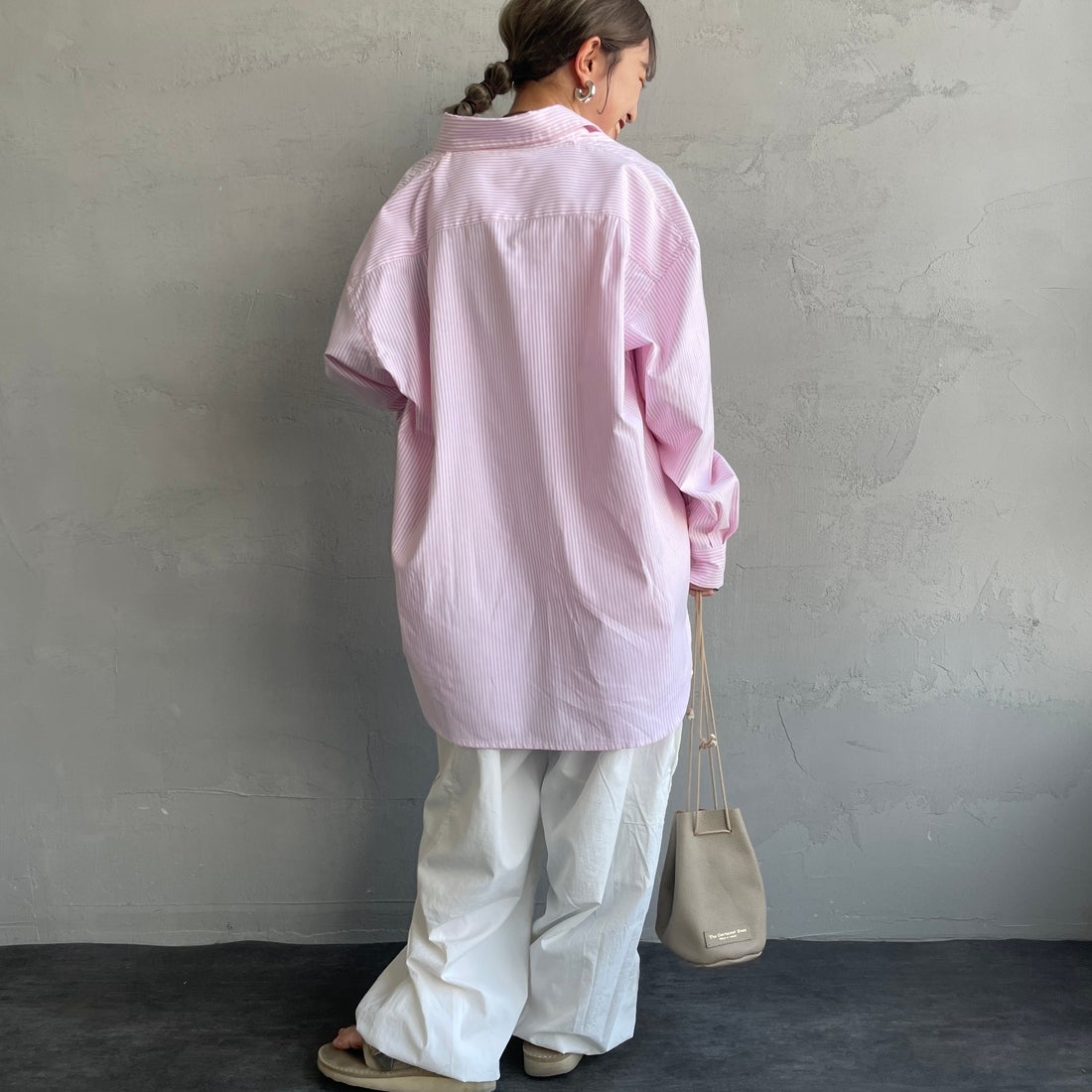 PAY DAY [ペイデイ] 別注 ランダムロゴ刺繍 ビッグシルエットシャツ [PD25-SH-IN5-JF] WHT/PNK &&モデル身長：150cm 着用サイズ：F&&