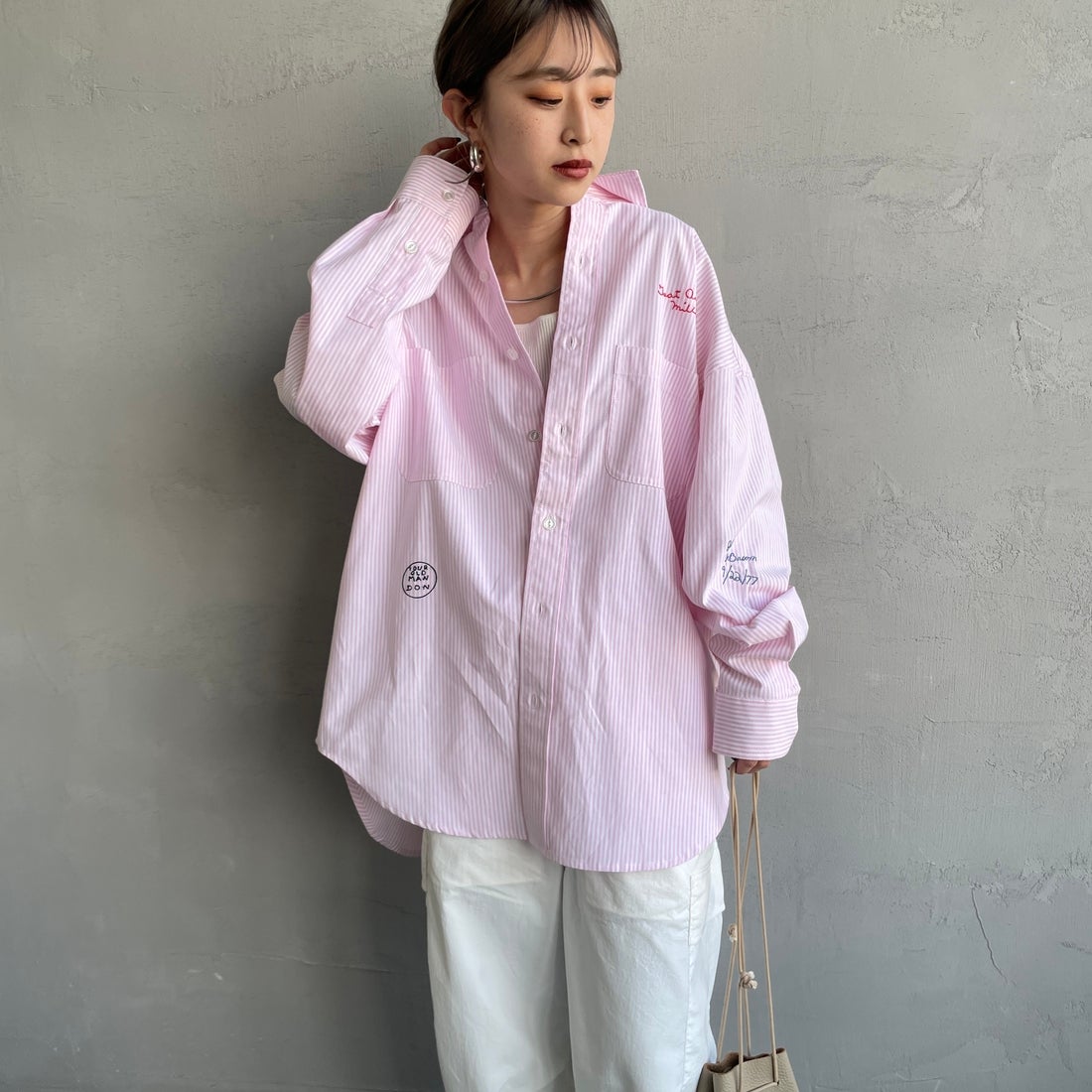 PAY DAY [ペイデイ] 別注 ランダムロゴ刺繍 ビッグシルエットシャツ [PD25-SH-IN5-JF] WHT/PNK &&モデル身長：150cm 着用サイズ：F&&