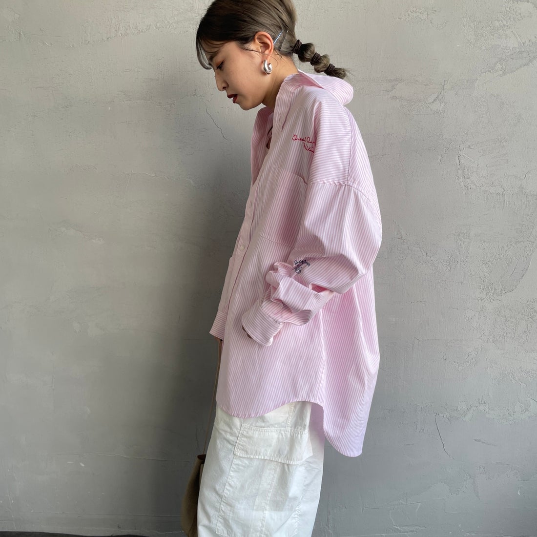 PAY DAY [ペイデイ] 別注 ランダムロゴ刺繍 ビッグシルエットシャツ [PD25-SH-IN5-JF] WHT/PNK &&モデル身長：150cm 着用サイズ：F&&